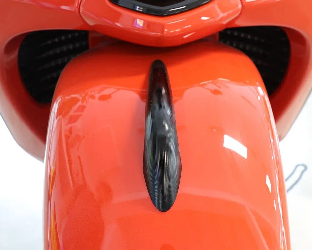MOTO NOSTRA Kotflügelnippel CNC schwarz glanz kompatibel für Vespa GTS 125, GTS HPE 300, GTS Super 125, GTS Super HPE 300