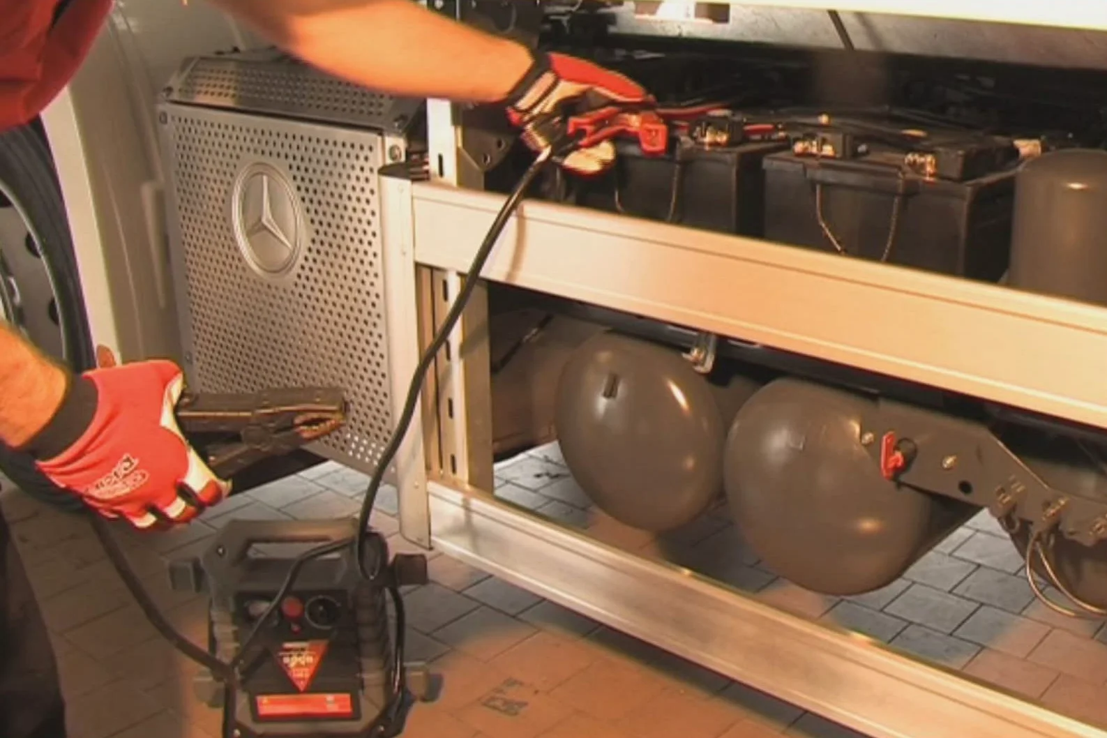 KS Tools 550.1720 12 V + 24 V Batterie-Booster, mobiles Starthilfegerät 1400 A