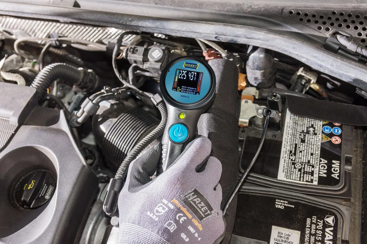 HAZET Bremsflüssigkeits-Tester 4954-2, Anerkannt von Fahrzeugherstellern | 1040 g, Antrieb 640240 Bremsendienst, 290020 Messwerkzeug,, Sicher und umweltschonend, da kein Flüssigkeitsverlust besteht