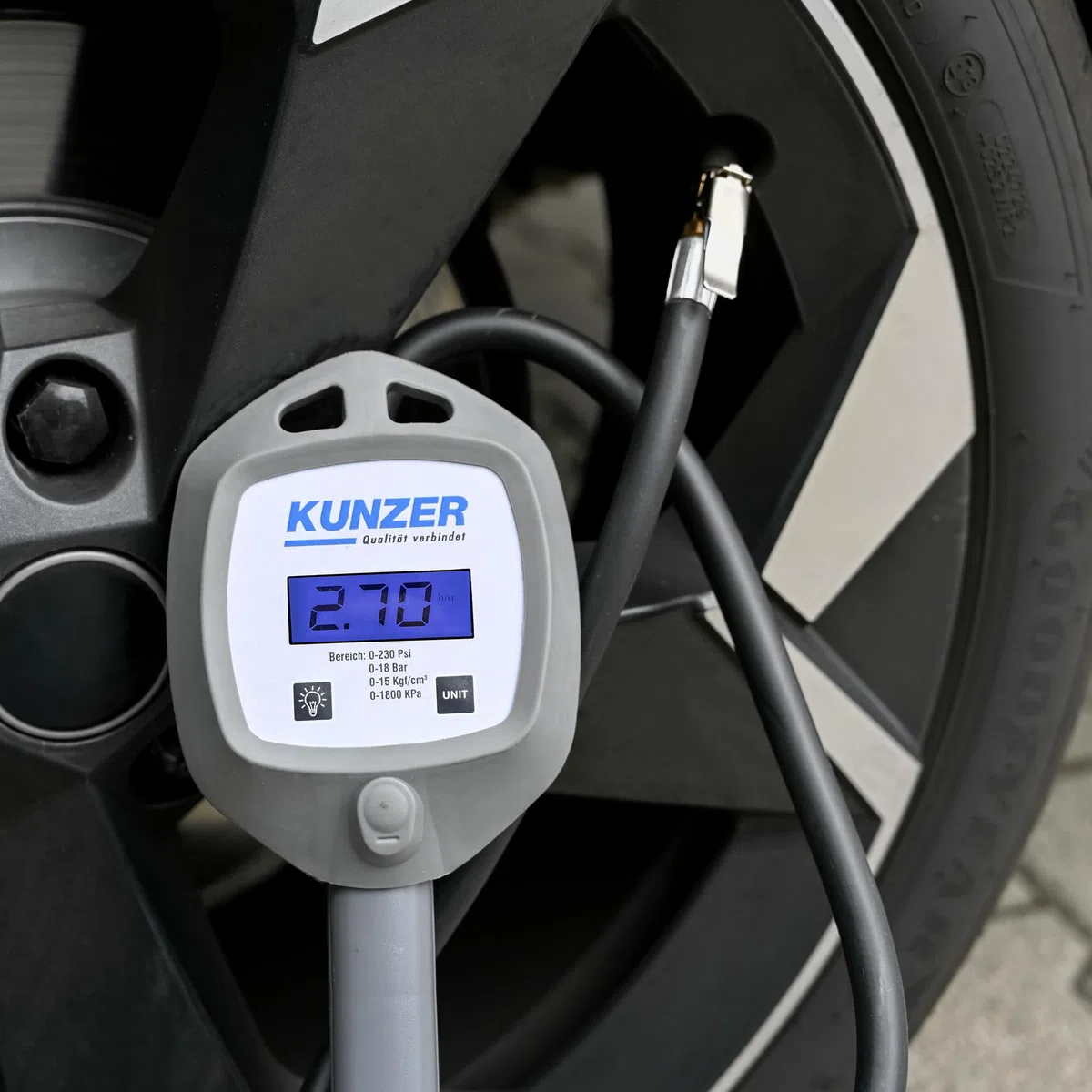 Kunzer 7HRD01 Handreifenfüller digital 0–18 bar - Für PKW- und LKW-Reifen mit 0,8 m Schlauch und 1/4" Anschluss