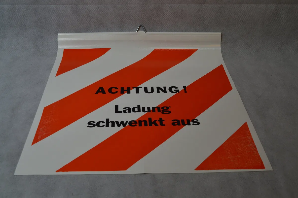 2 X Warnflagge für Langholzfuhrwerke 50 X 50 CM Robust LKW Plane beidseitig beschriftet mit: - Achtung Ladung schwenkt aus - Endfahne Schlussfahne 50 x 50 cm Warnflagge überstehende Ladung Finne