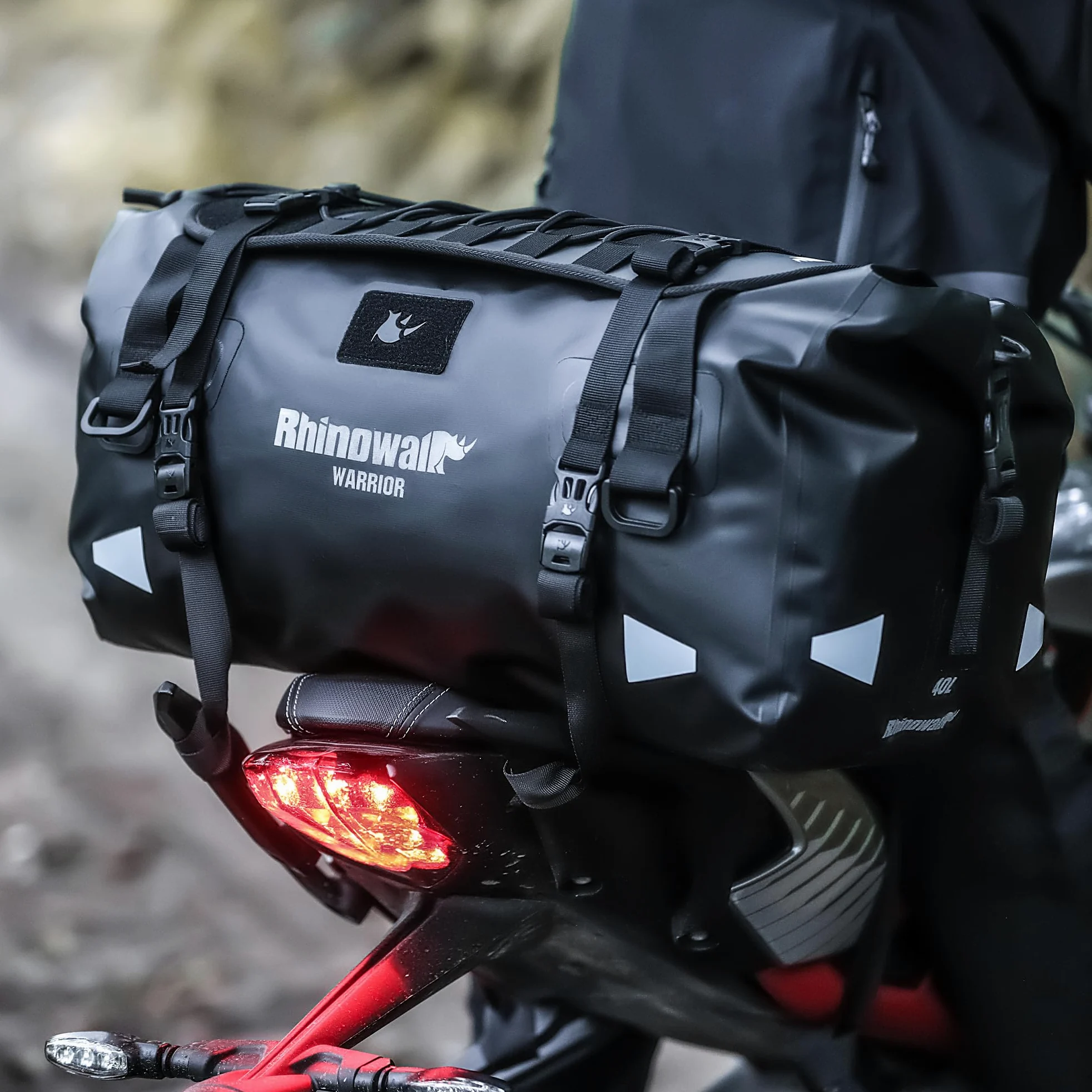 Rhinowalk Motorradtasche Gepäckrolle Wasserdicht 20/40/65L Hecktasche Sitztasche MOLLE-System Duffel Bag Satteltasche Reisetasche mit Schultergurt für Outdoor Touring, Camping, Motorradfahren