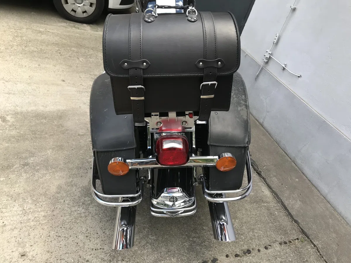 Gepäckkoffer Packtasche kompatibel mit Heritage Deluxe Springer Loki Black Rolle GepäckrolleHarley Davidson Sissybar Gepäckträger schwarz HD