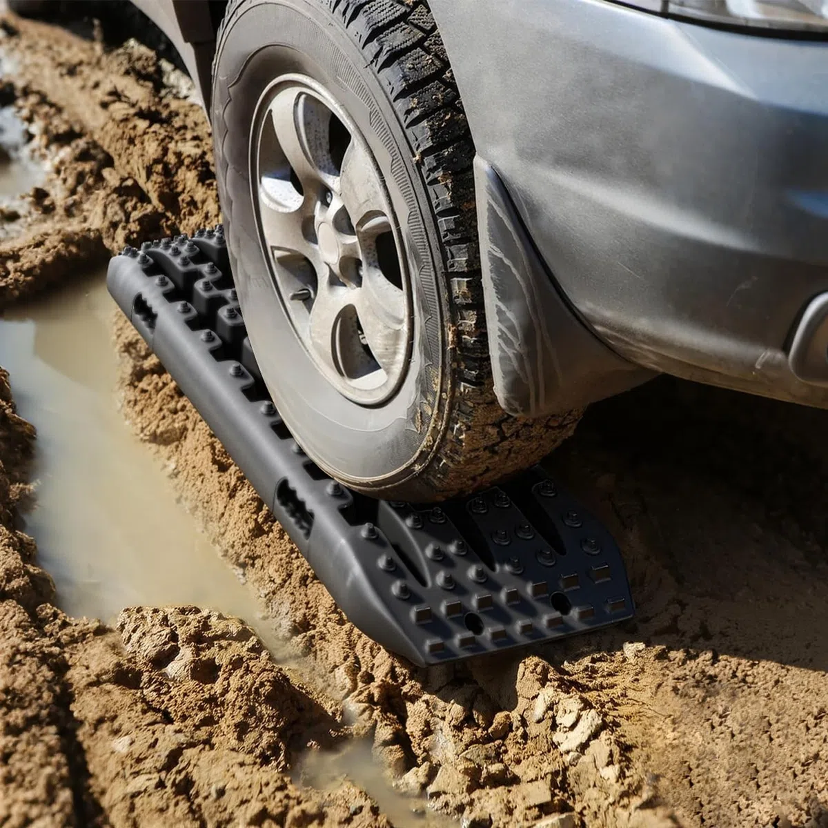 Fiqops 2x Anfahrhilfe mit Aufbewahrungstasche und Installationstool, Traktionsmatte Kunstoff Recovery Board Tracks,Reifenleiter für Sand/Schlamm/Schnee,10T Last für Geländewagen Wohnmobil PKW LKW