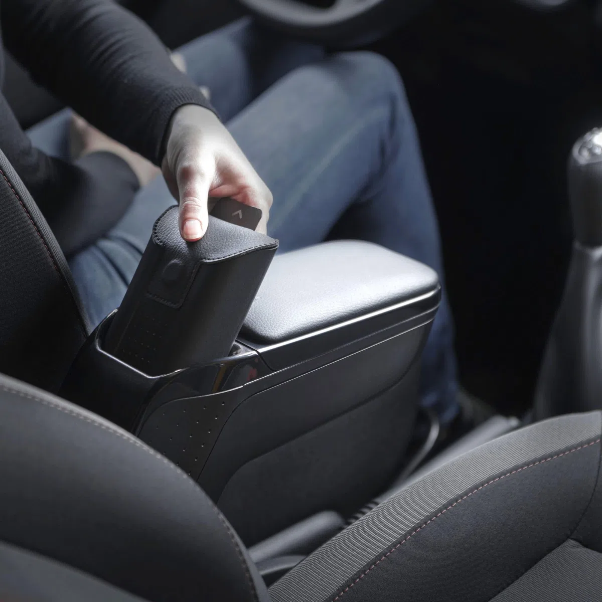 RATI ARMSTER 2 Armlehne kompatibel für TOYOTA AYGO X HYBRID 2026- [schwarz,vegan Leder] nachrüstbare Mittelarmlehne mit Staufach