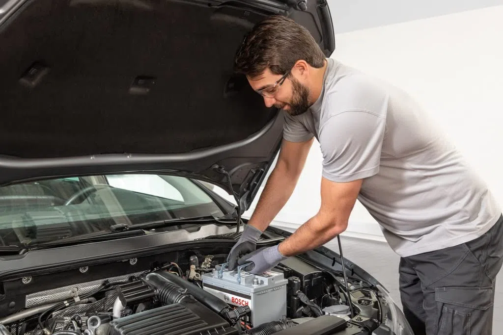 Bosch S4E42 - Autobatterie - 85A/h - 800A - EFB-Technologie - angepasst für Fahrzeuge mit Start/Stopp-System