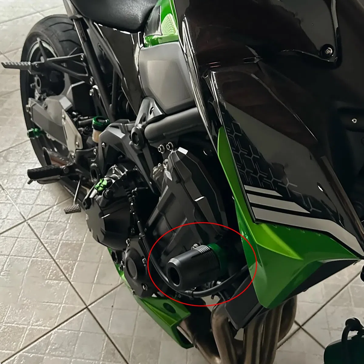 MOWOK Zubehör Für Kawasaki Z900 RS SE Z 900 2017–2025 2024 2023 Motorrad Sturzpads Rahmen Schieber Sturzschutz Crashpads Protektoren aus CNC Aluminium + POM (Schwarz)