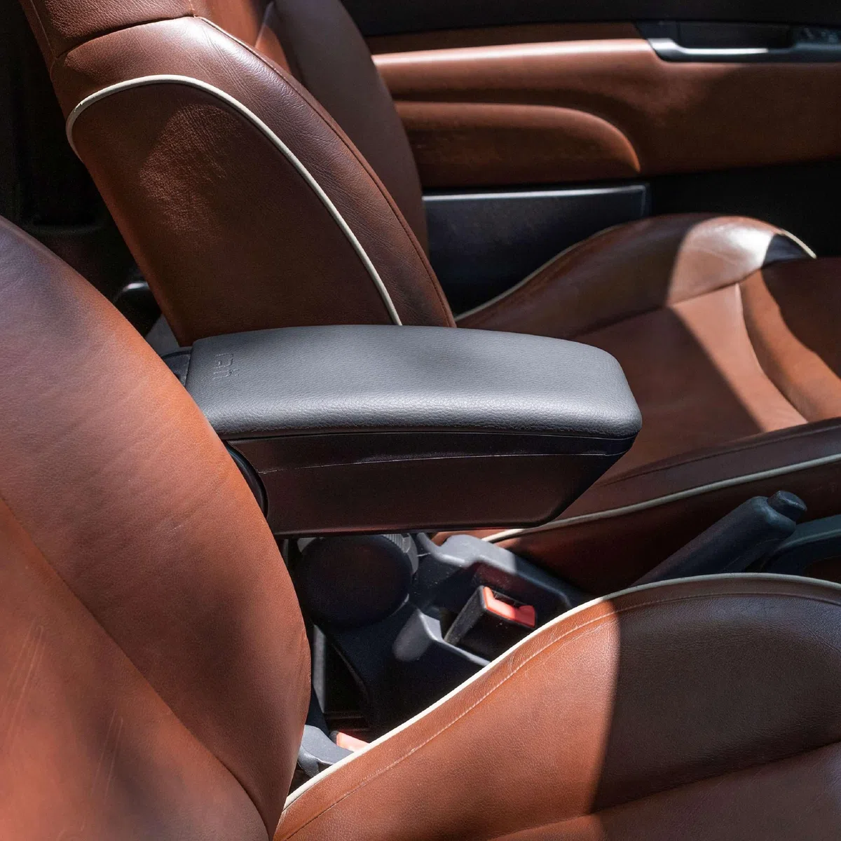 Rati Armster 3 Armlehne kompatibel für TOYOTA AYGO X HYBRID 2026- [Schwarz, veganes Leder] Mittelarmlehne mit Staufach